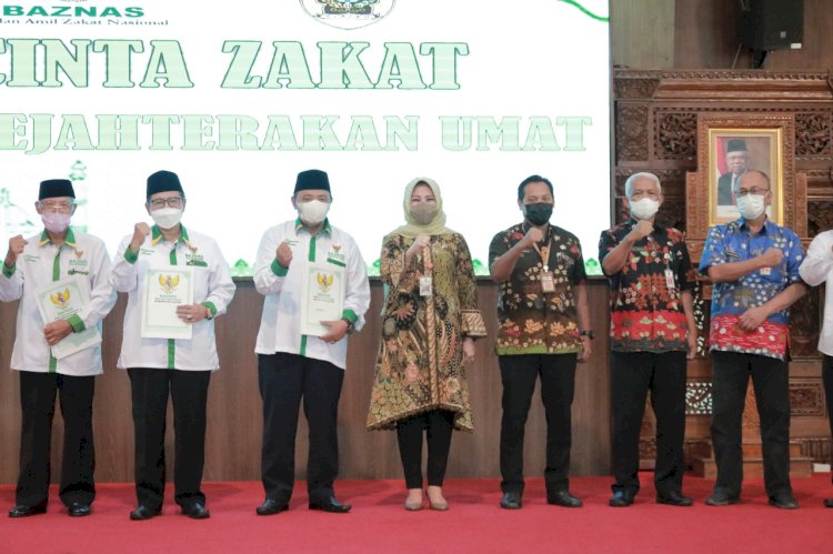 Bupati Klaten bersama Pejabat BUMN dan BUMD yang ada di Klaten serahkan zakat kepada Baznas.