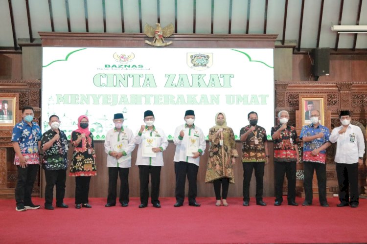 Bupati Klaten bersama Pejabat BUMN dan BUMD yang ada di Klaten serahkan zakat kepada Baznas.