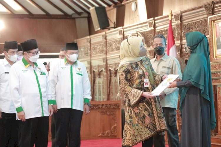 Bupati Klaten bersama Pejabat BUMN dan BUMD yang ada di Klaten serahkan zakat kepada Baznas.