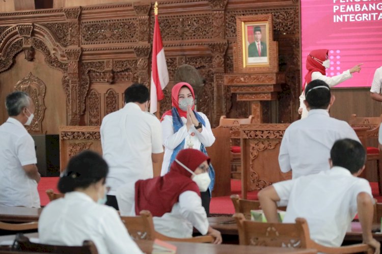 Bupati Klaten hadiri Penggalangan Komitmen Pembangunan dan Evaluasi Zona Integritas Wilayah Bebas Korupsi (WBK) dan Wilayah Birokrasi Bersih dan Melayani (WBBM).