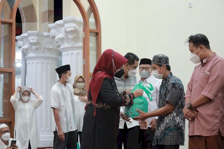 Tarling Minggu Ketiga Ramadan, Bupati Klaten Serahkan 250 Paket Sembako Kepada Beberapa THL Klaten