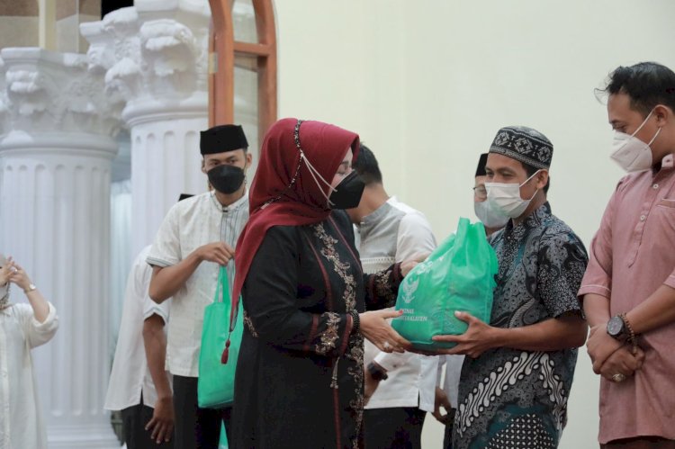 Tarling Minggu Ketiga Ramadan, Bupati Klaten Serahkan 250 Paket Sembako Kepada Beberapa THL Klaten