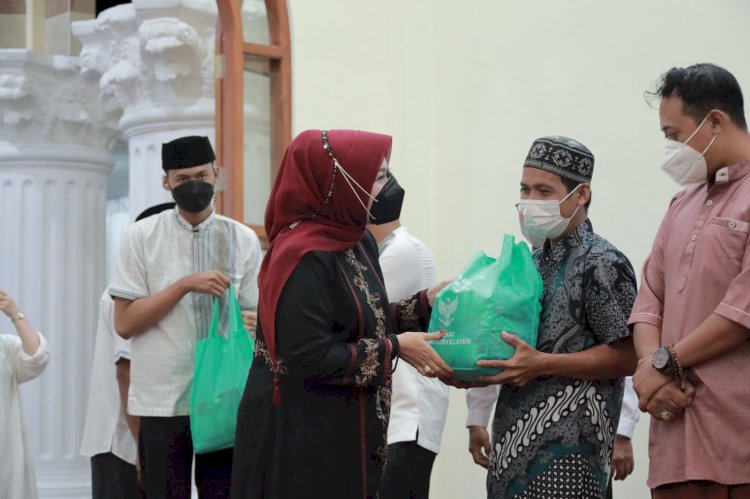 Tarling Minggu Ketiga Ramadan, Bupati Klaten Serahkan 250 Paket Sembako Kepada Beberapa THL Klaten