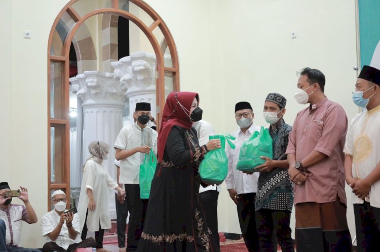 Tarling Minggu Ketiga Ramadan, Bupati Klaten Serahkan 250 Paket Sembako Kepada Beberapa THL Klaten