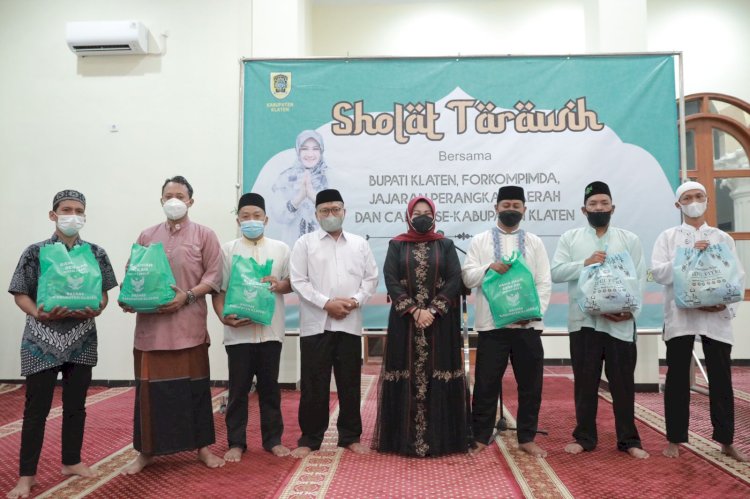 Tarling Minggu Ketiga Ramadan, Bupati Klaten Serahkan 250 Paket Sembako Kepada Beberapa THL Klaten