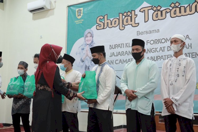 Tarling Minggu Ketiga Ramadan, Bupati Klaten Serahkan 250 Paket Sembako Kepada Beberapa THL Klaten