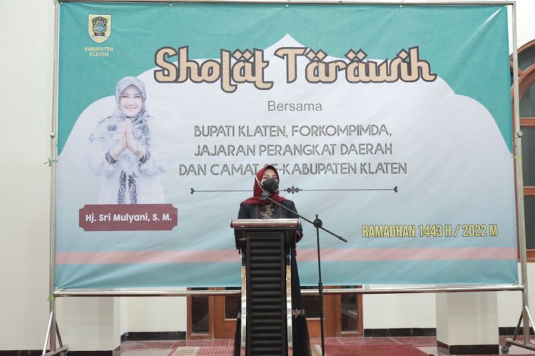 Tarling Minggu Ketiga Ramadan, Bupati Klaten Serahkan 250 Paket Sembako Kepada Beberapa THL Klaten