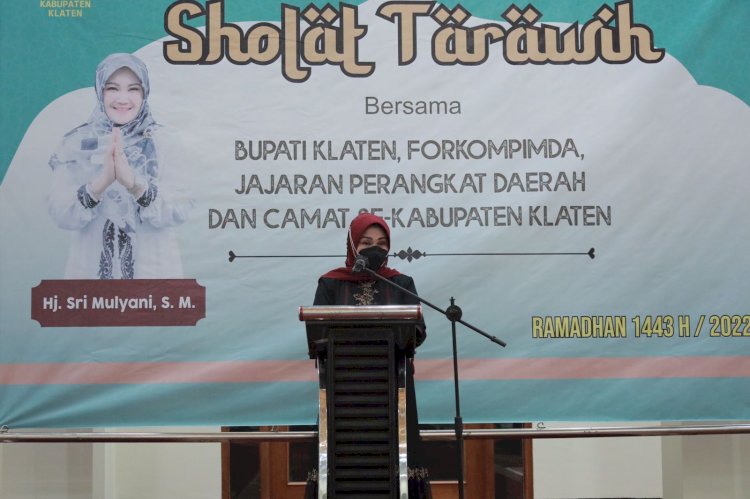 Tarling Minggu Ketiga Ramadan, Bupati Klaten Serahkan 250 Paket Sembako Kepada Beberapa THL Klaten