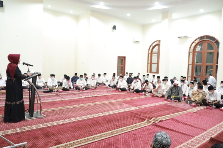 Tarling Minggu Ketiga Ramadan, Bupati Klaten Serahkan 250 Paket Sembako Kepada Beberapa THL Klaten