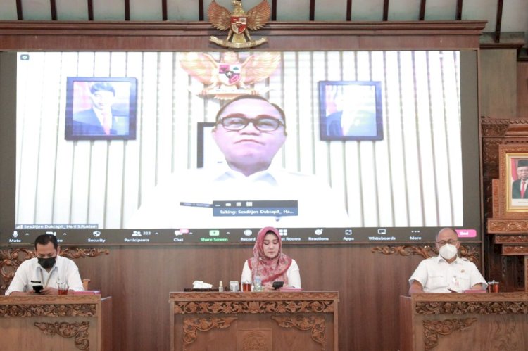 Bersama Sekretaris Ditjen Dukcapil Kemendagri, Bupati Klaten Launching Aplikasi SAKURA