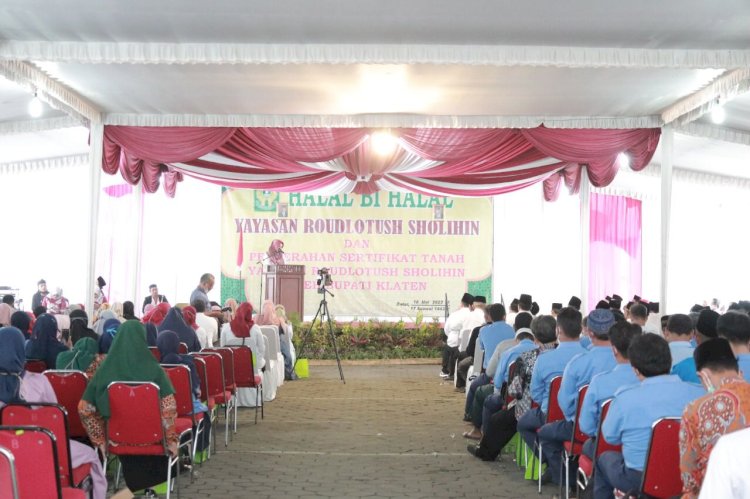 Bupati Klaten Hadiri Halal Bihalal dan Serahkan Sertifikat Tanah Yayasan Roudlotush Sholihin 