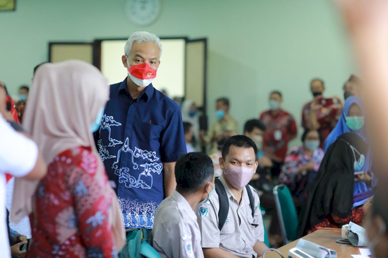 Tinjau Pelaksanaan Vaksinasi Covid-19, Gubernur Jateng Minta Masyarakat Mau Vaksin Booster