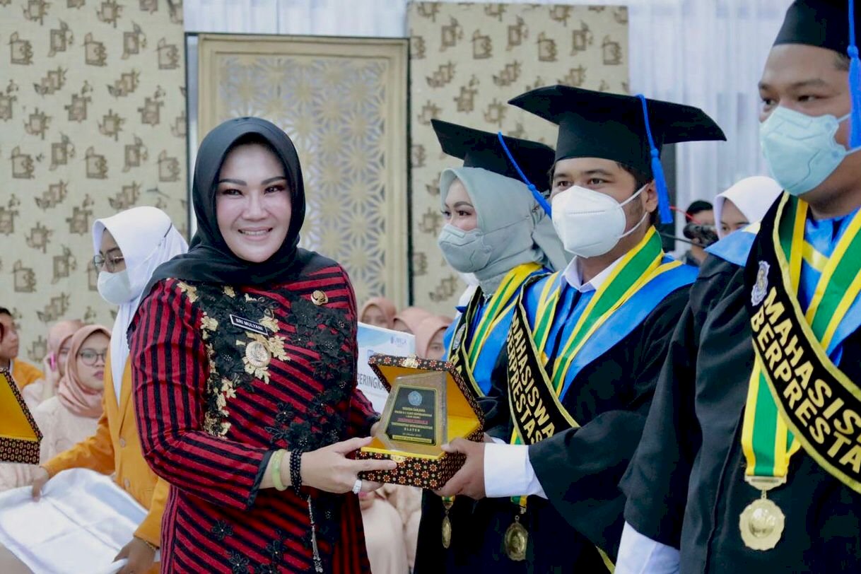 Hadiri Wisuda UMKLA, Bupati Klaten Harap Wisudawan Dapat Terus Berprestasi