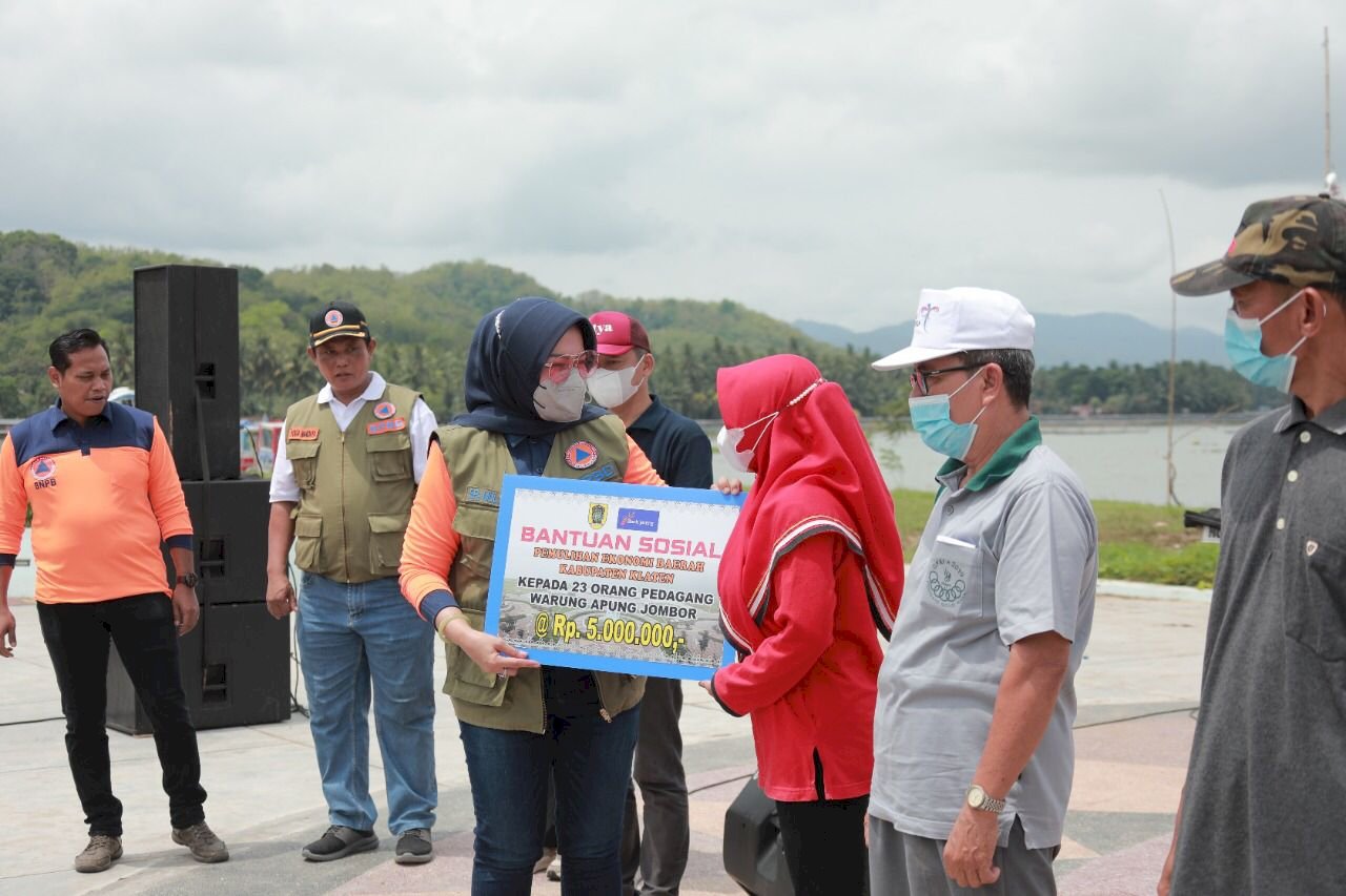 Bank BPD Jawa Tengah Cabang Klaten Serahkan CSR Kepada PKL di Rowo Jombor