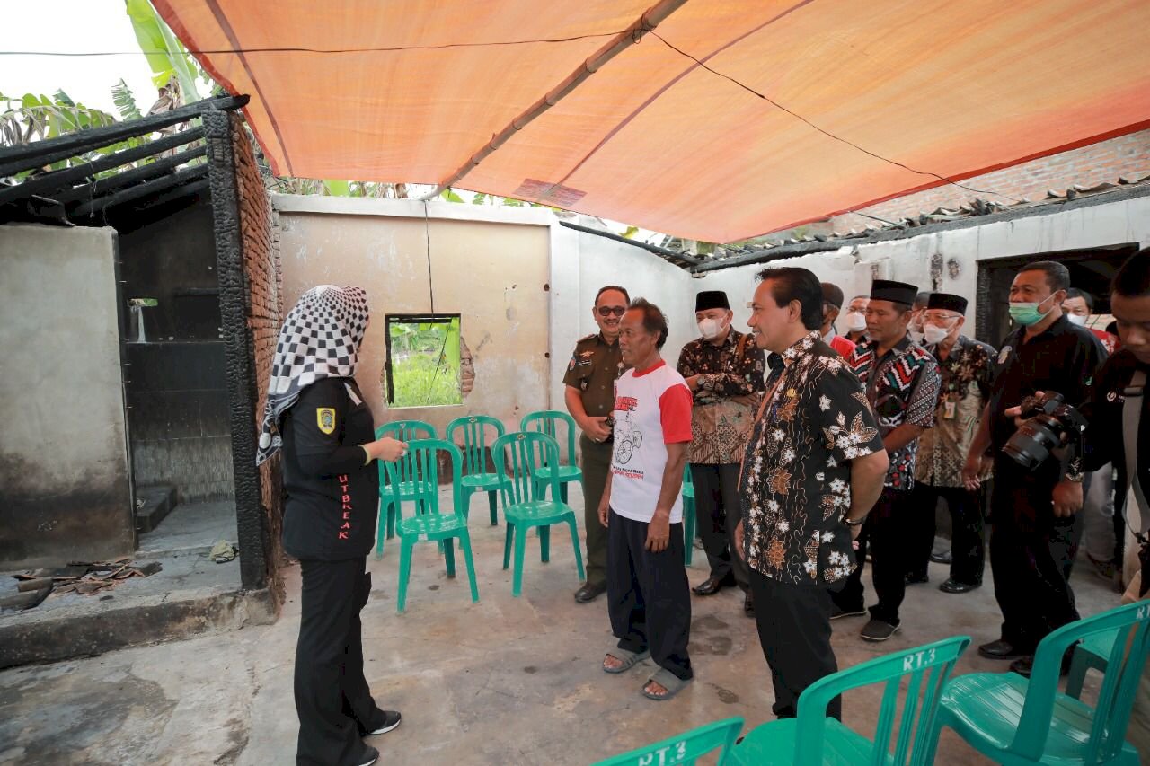 Wujud Kepedulian, Pemkab Klaten Serahkan Bantuan Kepada Korban Kebakaran