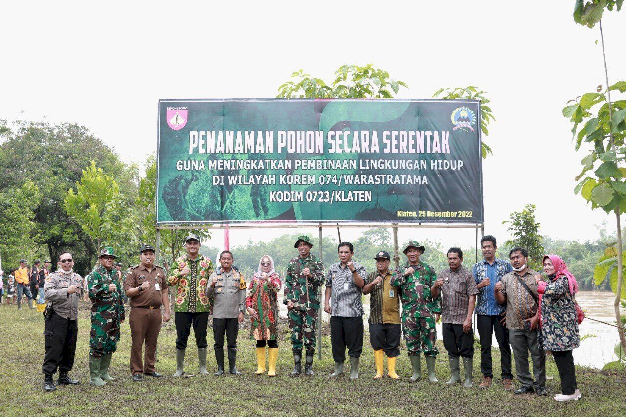 Kegiatan Penghijauan Bersama Danrem 074/Warastratama Di Bantaran Sungai Bengawan Solo Wilayah Kodim 0723/Klaten