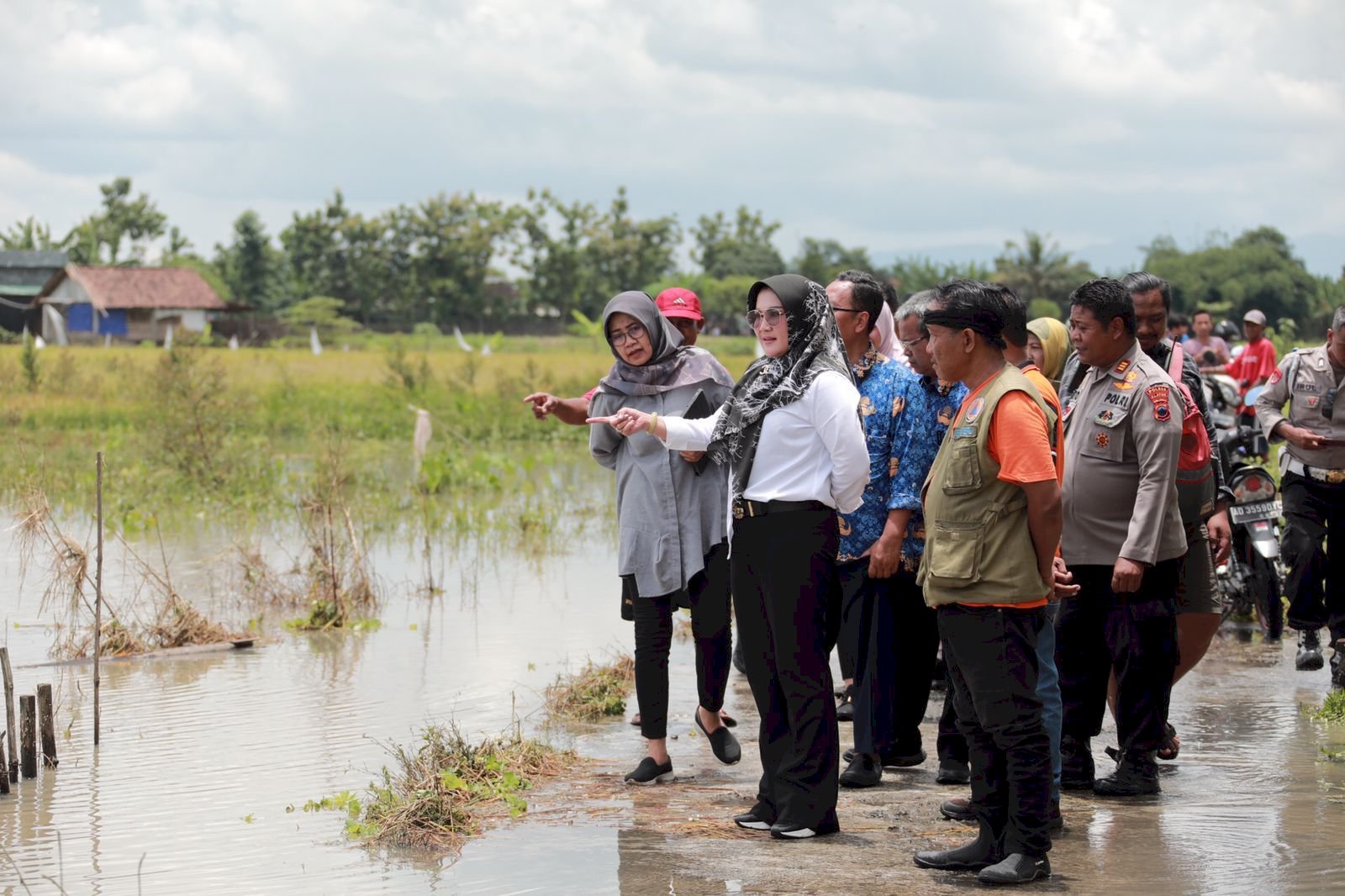 Tinjau Banjir Desa Bener, Bupati Klaten Harap Warga Selalu Waspada