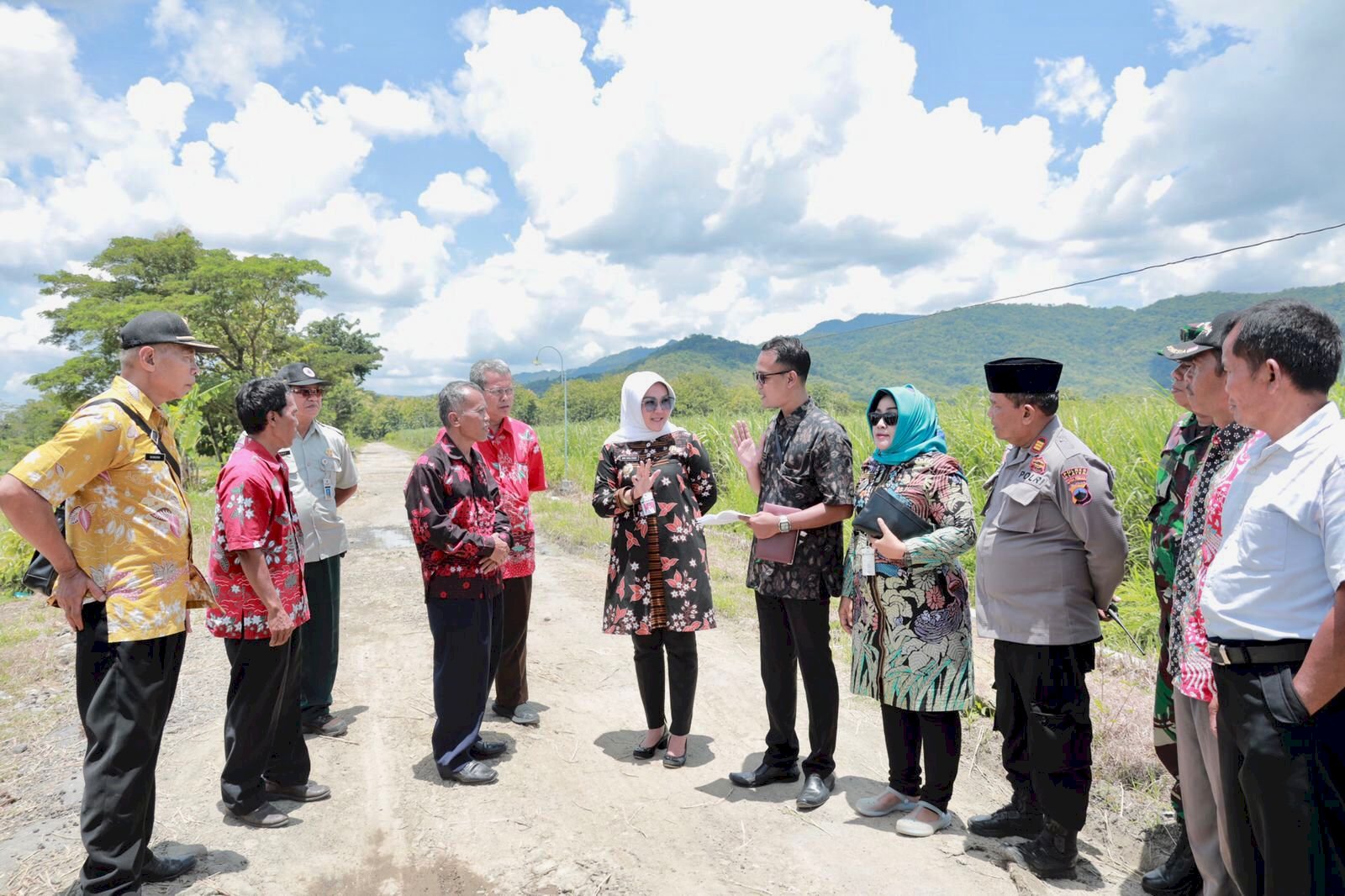 Respon Cepat Aduan Masyarakat, Bupati Klaten Tinjau Lokasi Longsor dan Jalan Rusak di Gantiwarno