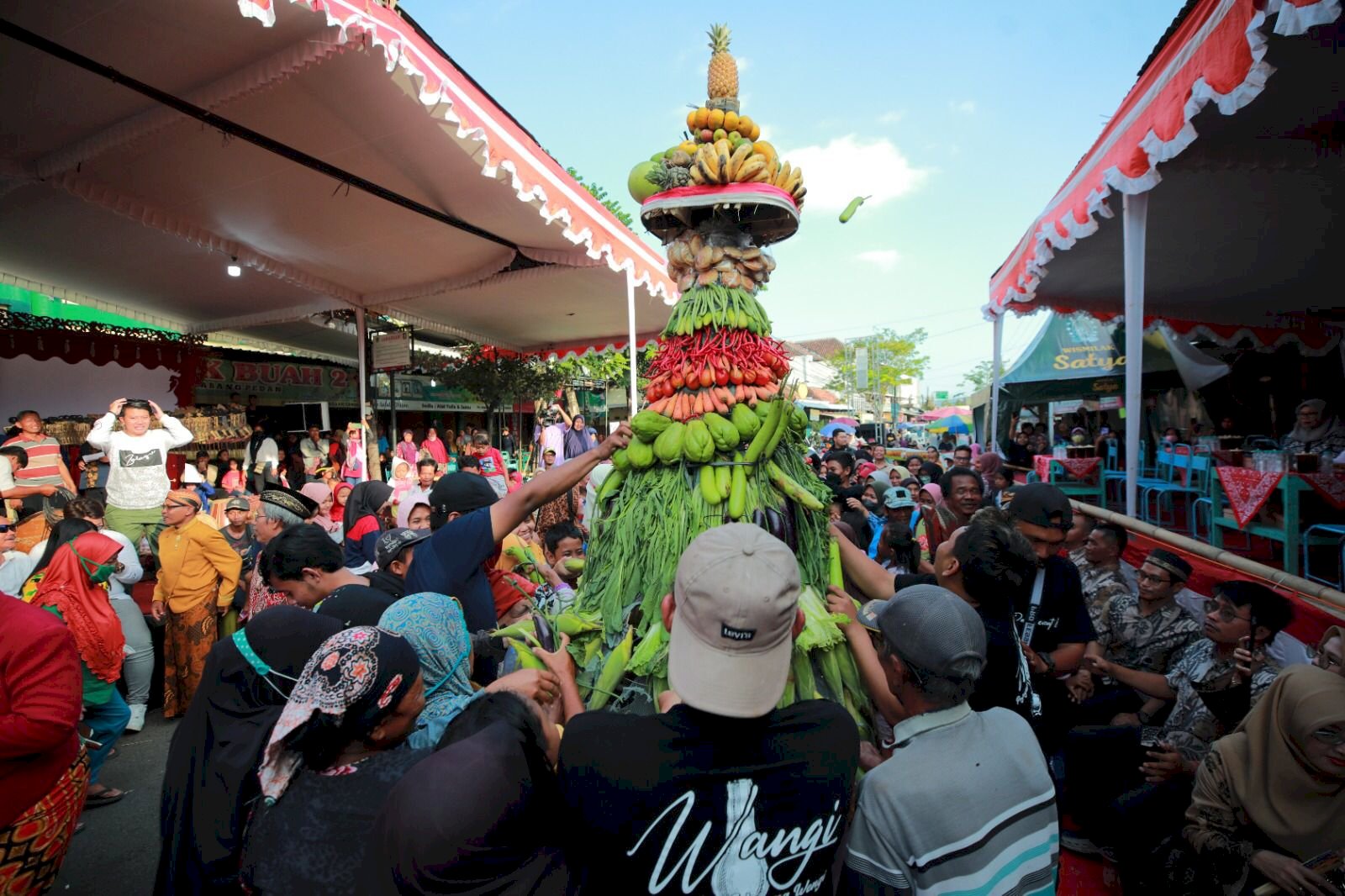 Nguri-nguri Budaya, Paguyuban Pedagang Pasar Masaran Cawas Gelar Grebeg Pasar