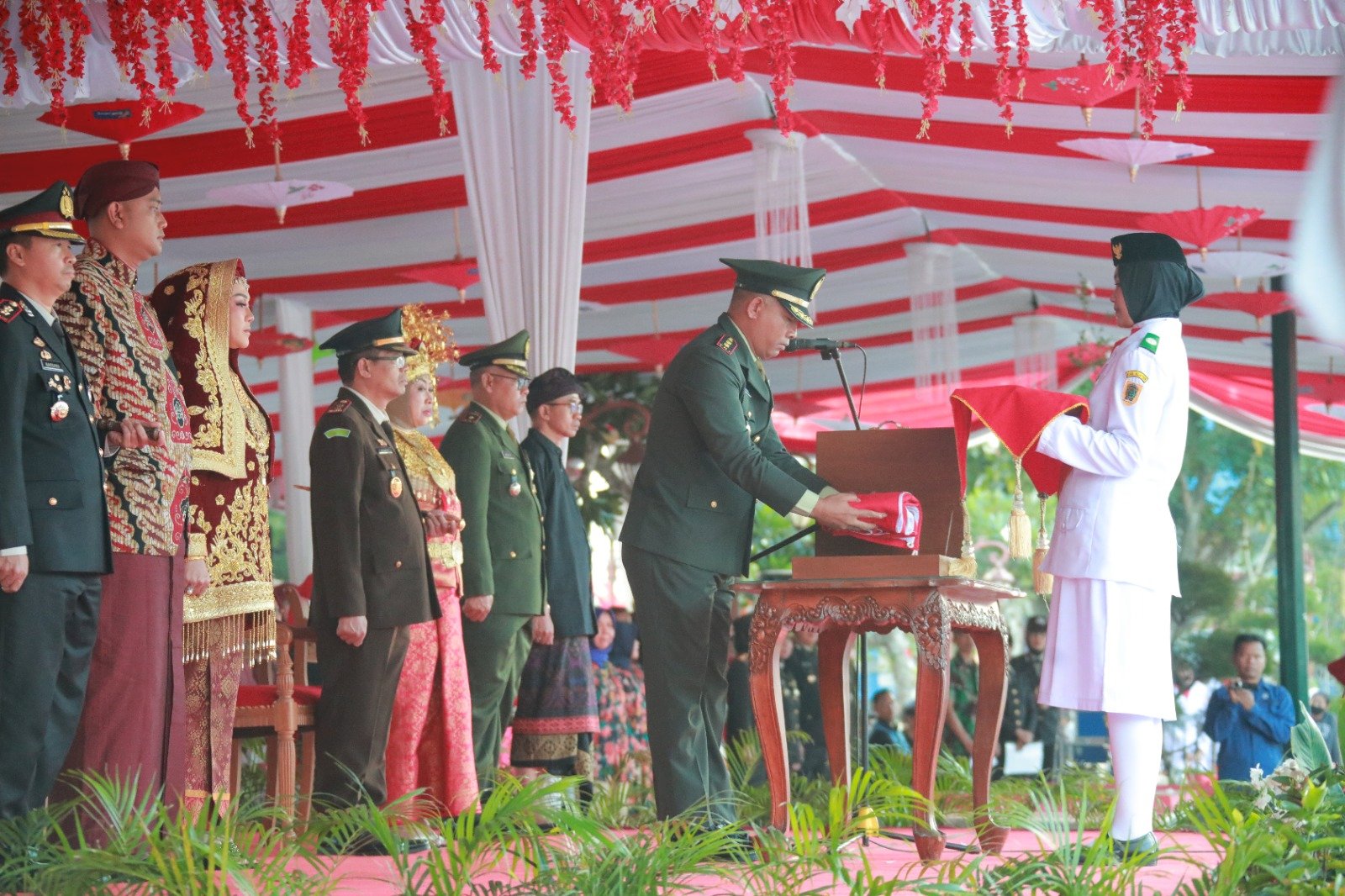 Dandim 0723 Klaten Pimpin Upacara Penurunan Bendera Merah Putih Dalam Rangka HUT Ke 78 RI