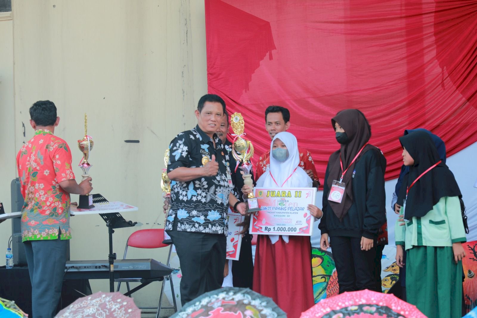 Penyerahan Hadiah Oleh Wakil Bupati Klaten Dalam Acara Lomba Lukis Payung Pelajar “Mlaten” Merindu Sindu Meniti Melati