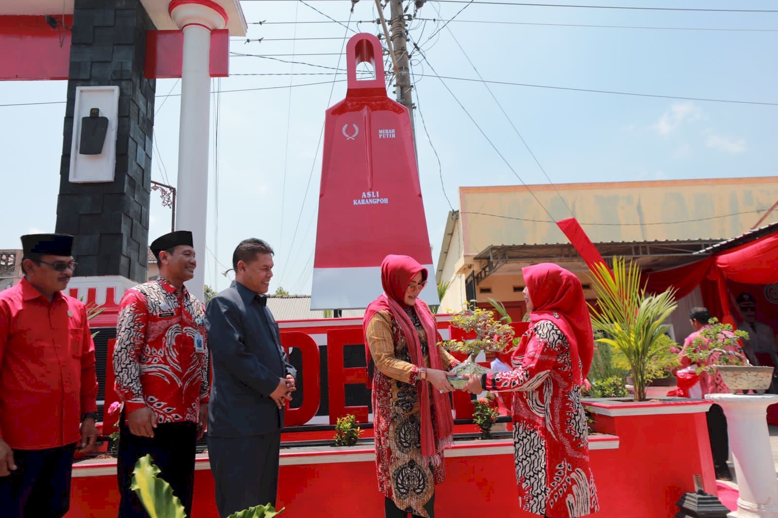 Bupati Klaten Hadiri Sambang Warga Desa Gledeg Karanganom Sekaligus Resmikan Ikon Tamanisasi Desa Sentra Industri Pande Besi