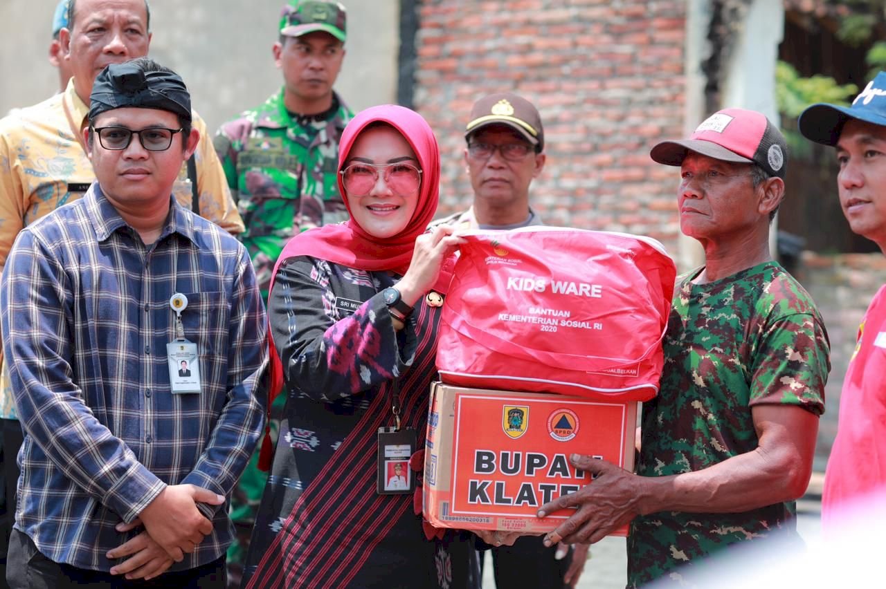 Bupati Klaten Berikan Bantuan Kepada Korban Kebakaran Di Desa Krajan Kalikotes