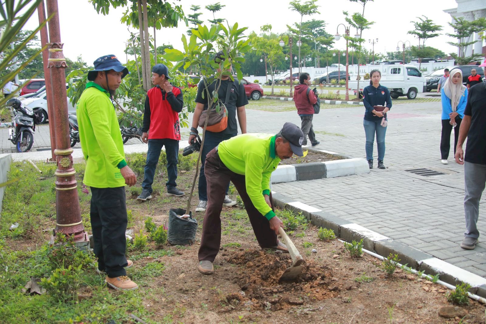 Jum’at Bersih, ASN Klaten Gotong Royong Bersihkan GBK 