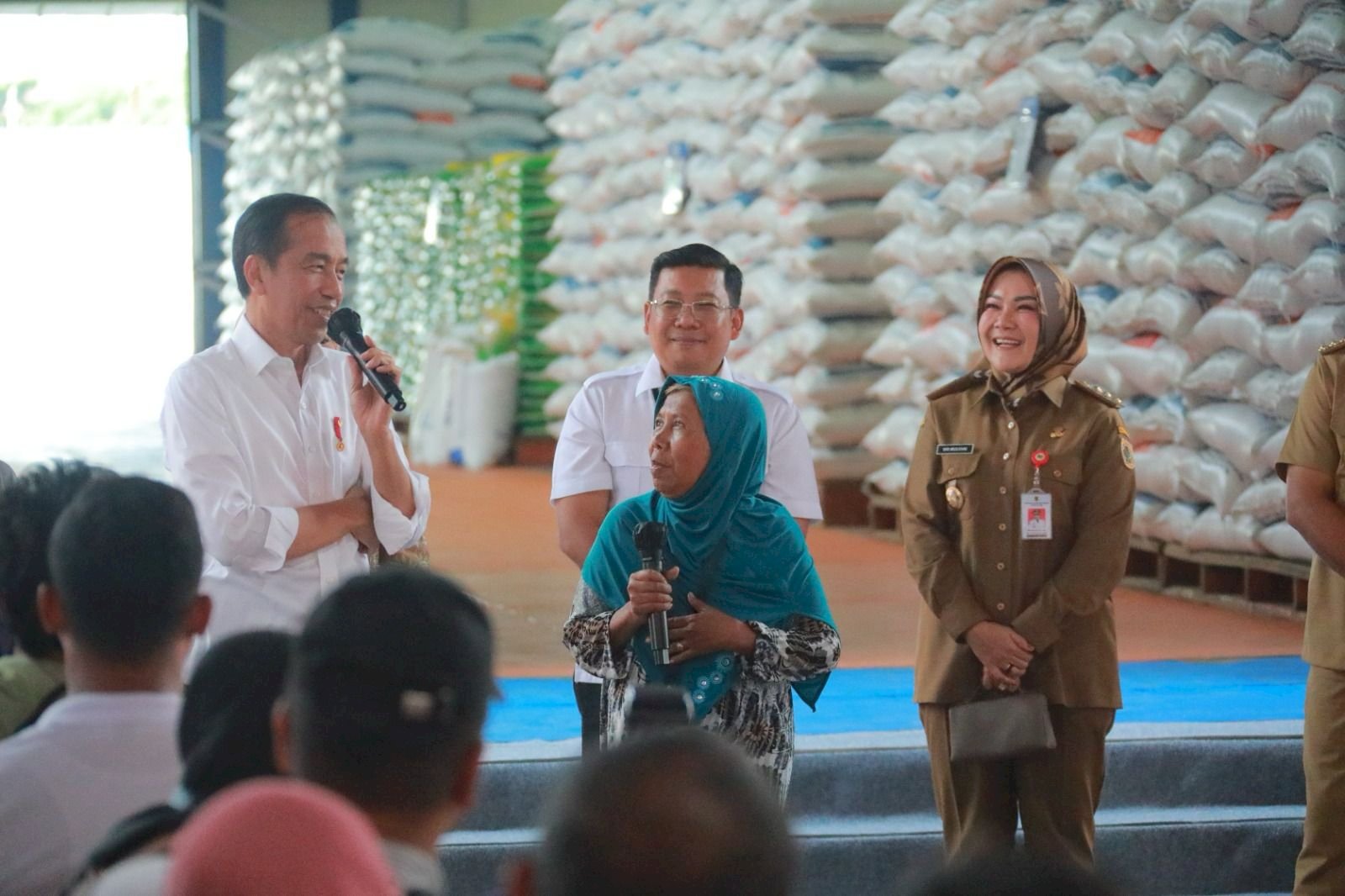 Presiden Jokowi Bagikan Bantuan Beras Premium di Gudang Bulog Meger Ceper