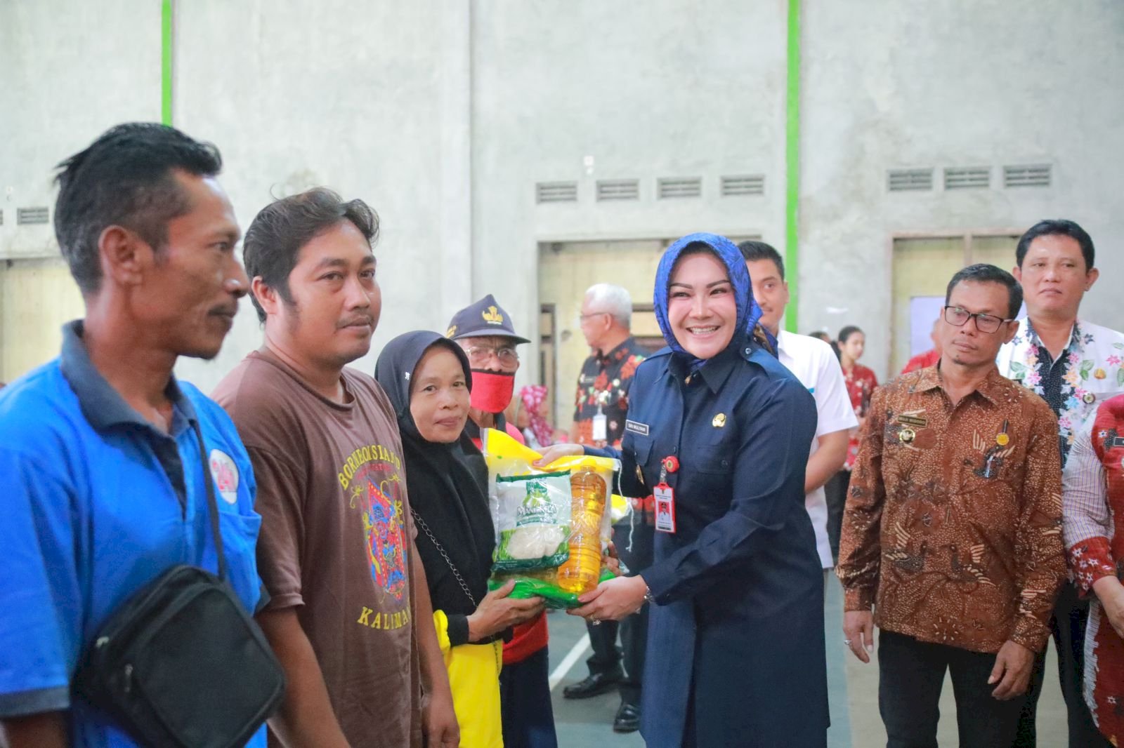 Bupati Klaten Serahkan Bantuan Pangan Murah Kepada Masyarakat Juwiring