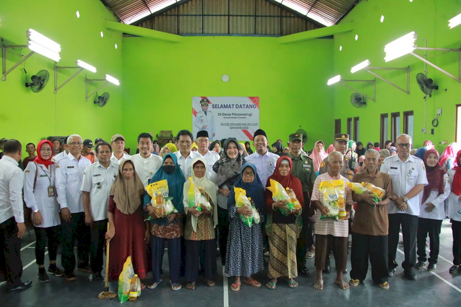 Bupati Klaten Salurkan Bantuan Bazar Pangan Murah di Cawas dan Bayat 