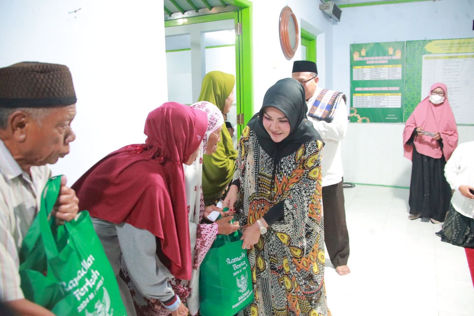 Bupati Klaten Melaksanakan Kegiatan Tarawih Keliling di Masjid Bersejarah di Daerah Prambanan