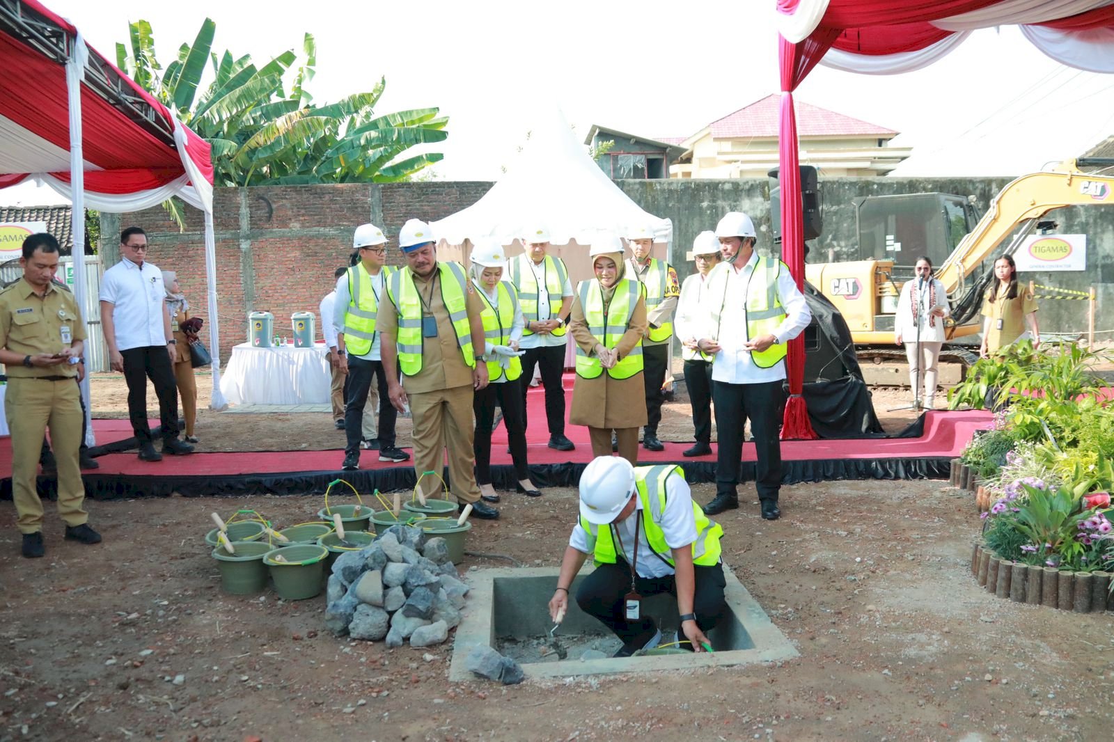 Pj Gubernur Jateng & Bupati Klaten Lakukan Peletakan Batu Pertama Pembangunan Kantor Bank Jateng Cabang Klaten