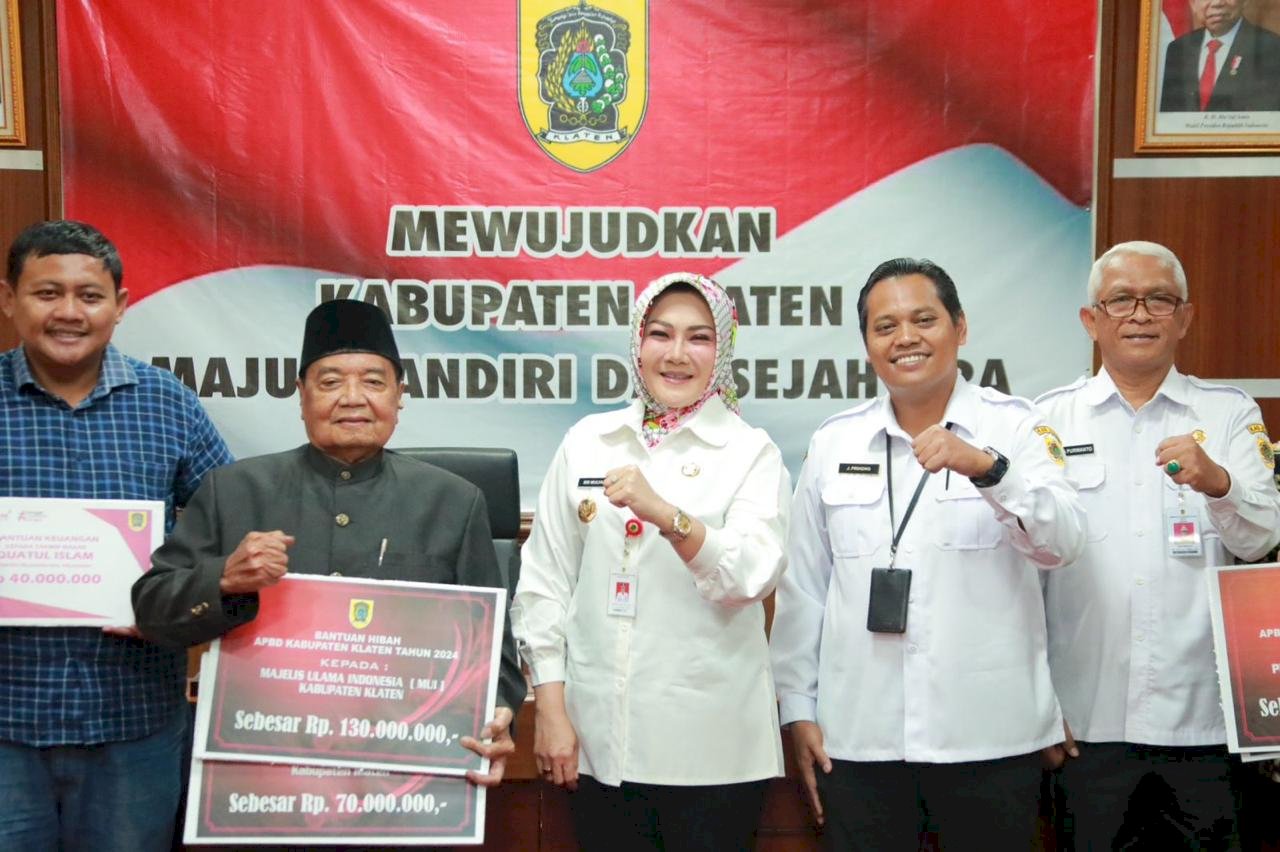 Bupati Klaten Serahkan Hibah APBD Kab. Klaten Kepada 25 Penerima