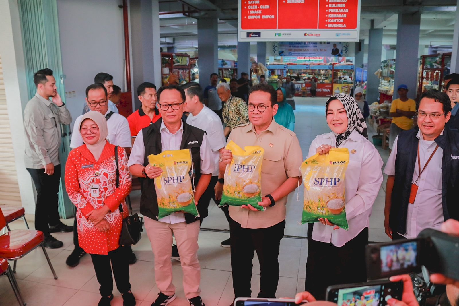 Bupati Sri Mulyani Dampingi Mendag Cek Stok dan Harga Kebutuhan Pokok di Pasar Gedhe