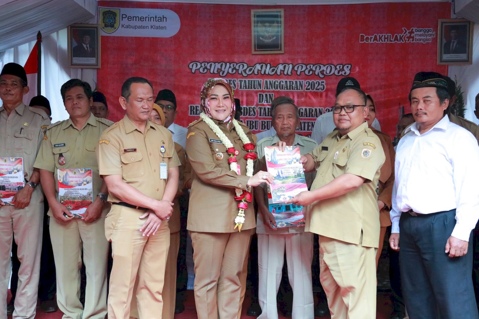 Pemdes Se-Kecamatan Prambanan Serahkan APBDes 2025 dan Realisasi APBDes 2024 Kepada Bupati Klaten