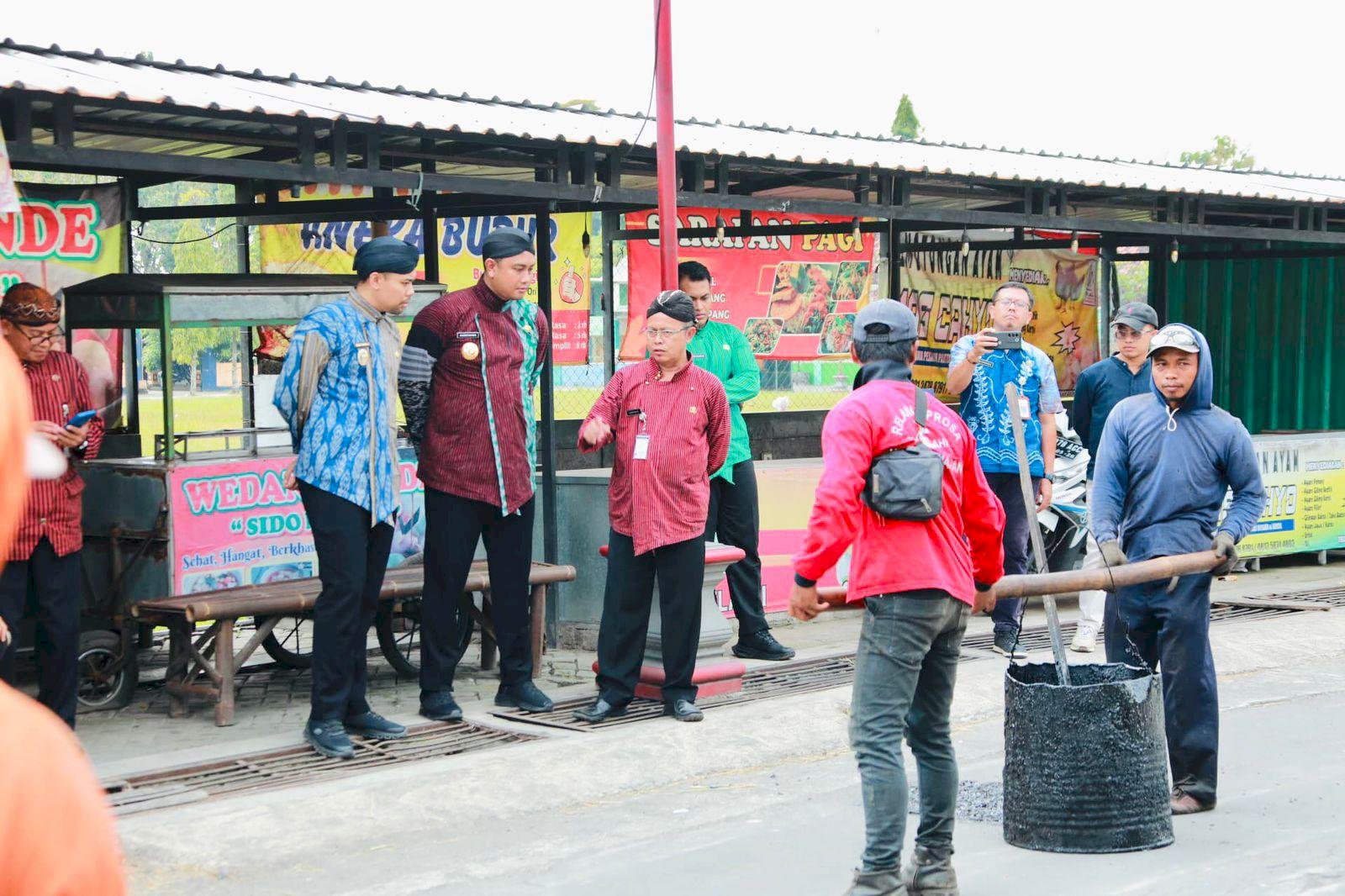 Bupati Klaten Mas Hamenang & Wabup Klaten Mas Benny Sidak Perbaikan Jalan dan Pemasangan PJU di Ruas Jalan Kalikebo – Trucuk