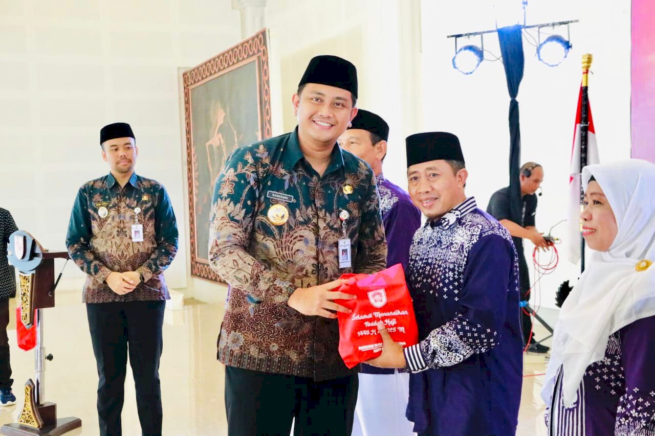 Bupati Klaten Mas Hamenang Berikan Bekal Makanan Kepada 987 Calon Jamaah Haji Klaten