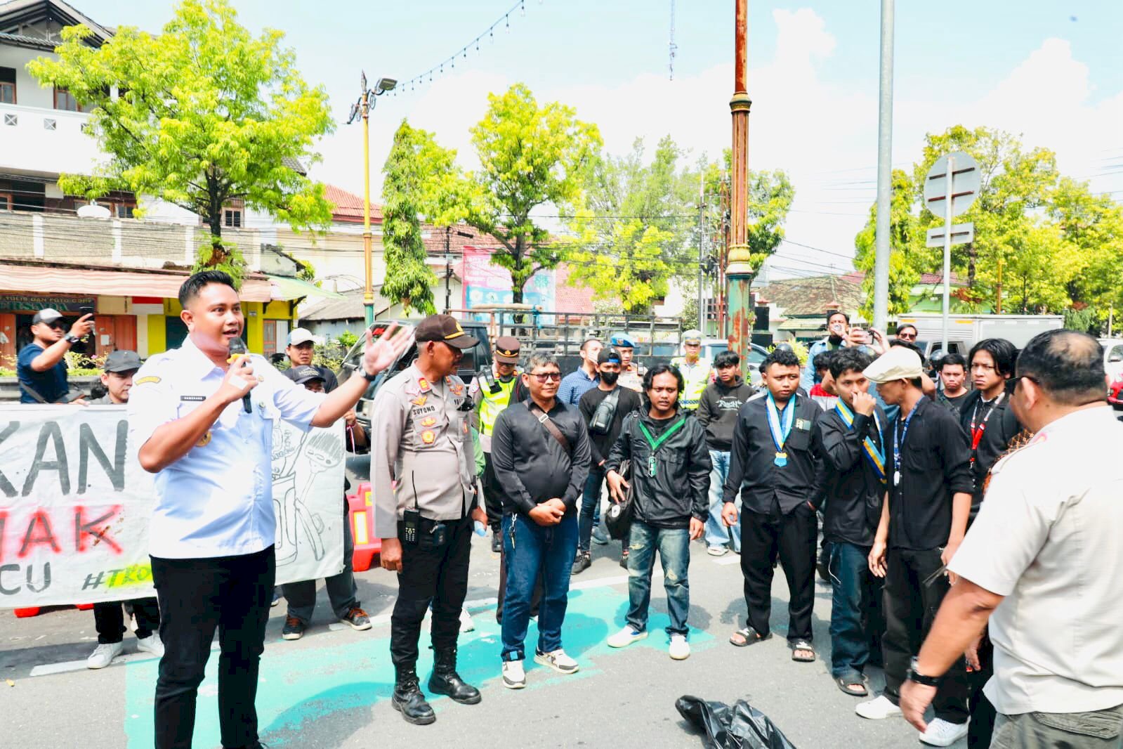 Bupati & Wabup Klaten Terima Audiensi Aliansi Masyarakat Klaten Peduli TPA Troketon (AMPERA)