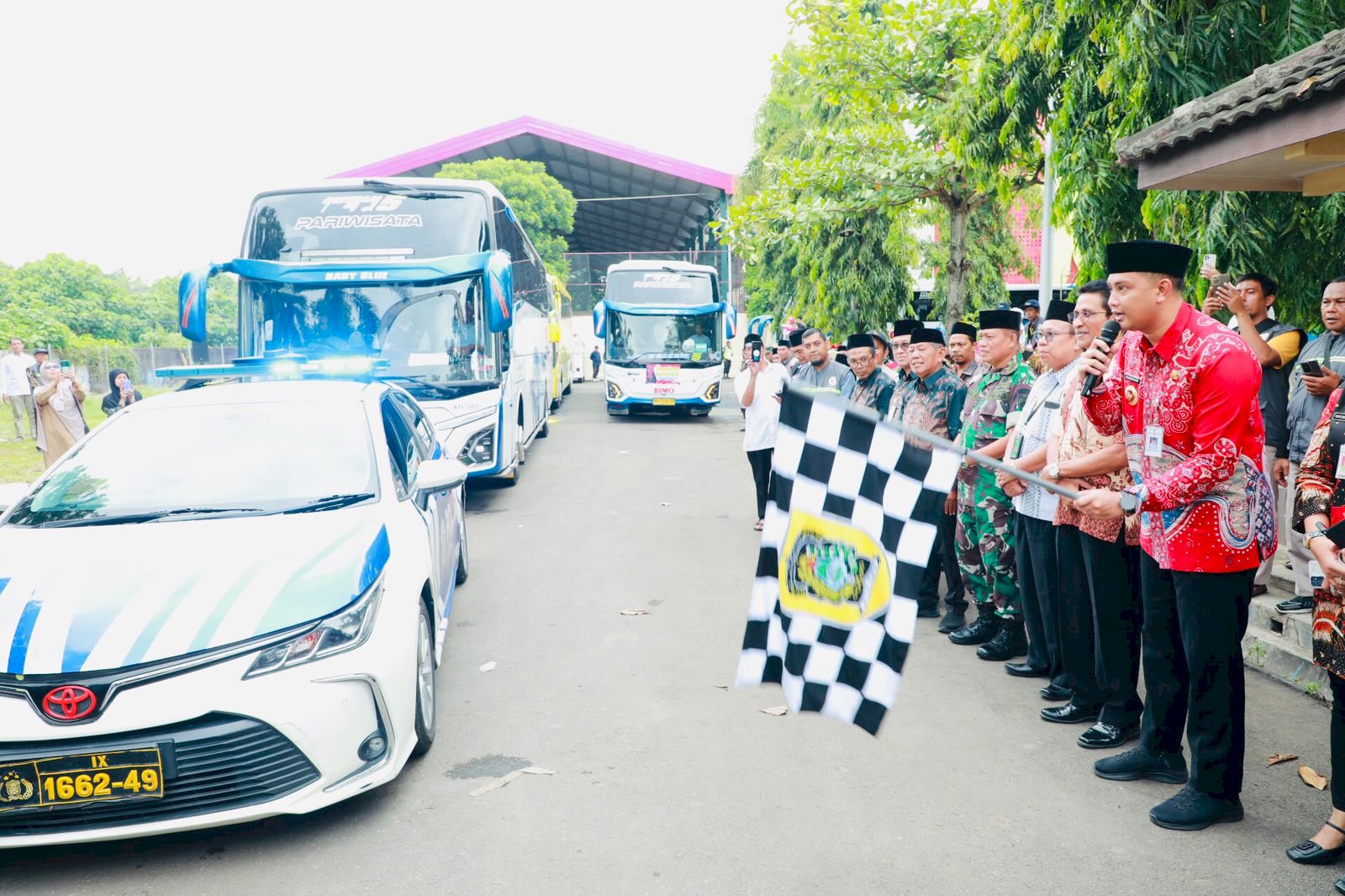 Bupati Klaten Mas Hamenang Melepas Keberangkatan Jamaah Calon Haji Kloter 76