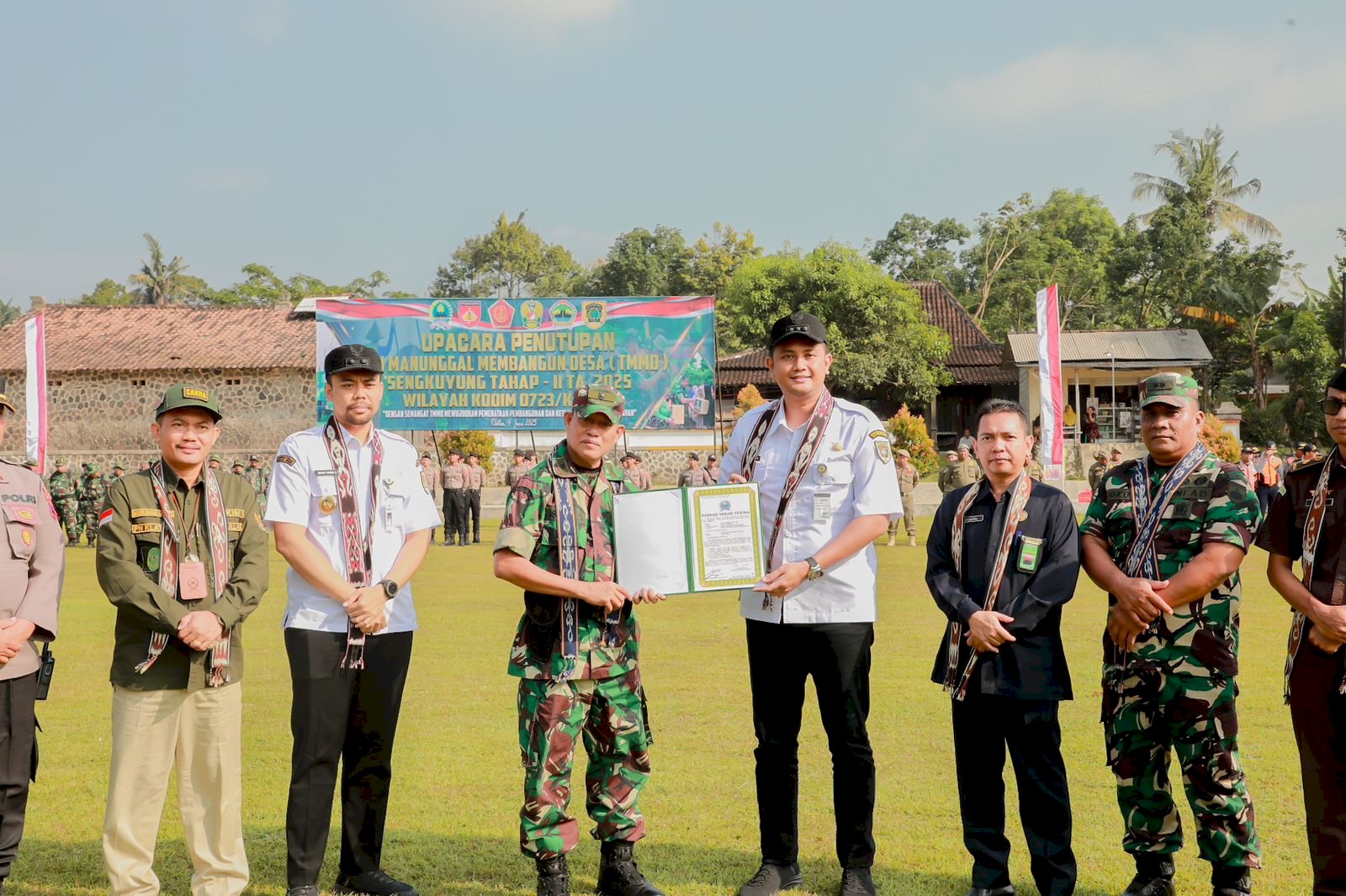 Bupati dan Wakil Bupati Klaten Hadiri Upacara Penutupan Kegiatan TNI Manunggal Membangun Desa (TMMD) Sengkuyung Tahap II Desa Mundu