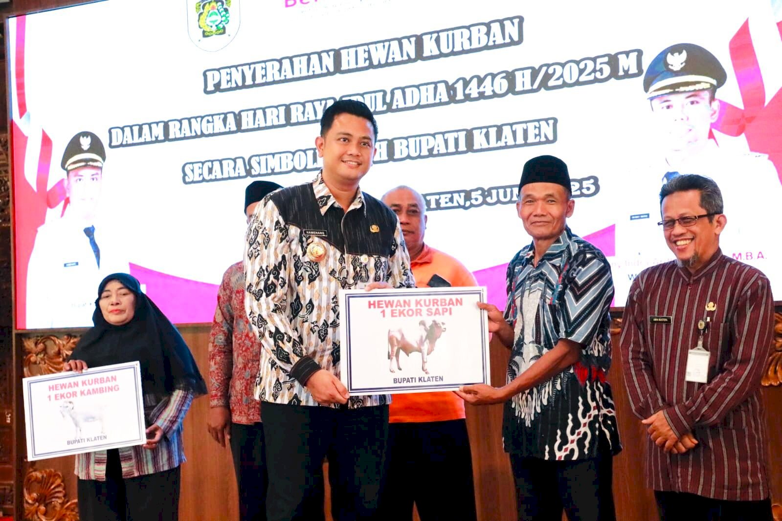 Bupati Klaten Serahkan Hewan Kurban 10 Ekor Sapi, 42 Ekor Kambing, dan 1 Ekor Sapi Metal dari Presiden RI Bagi Masyarakat Klaten