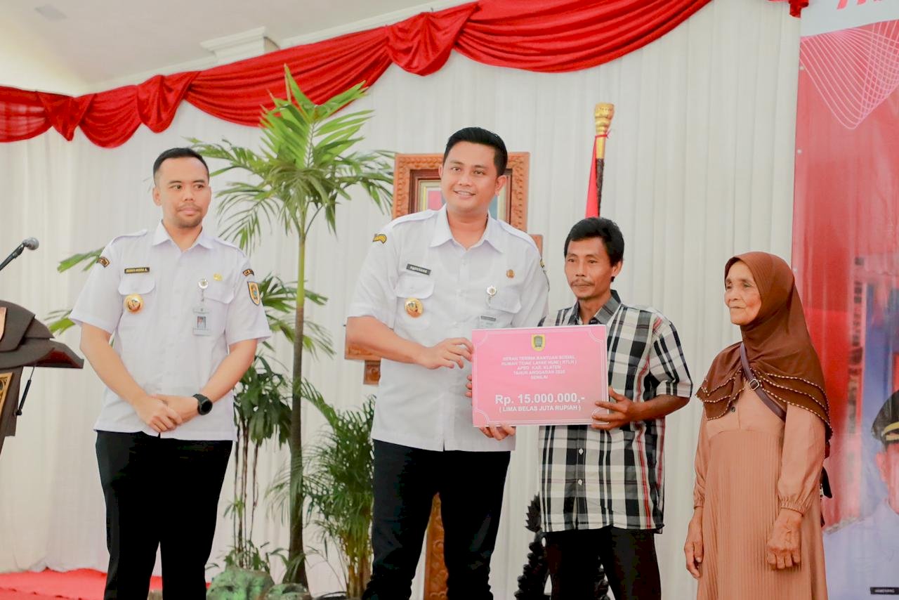 Wujud Nyata Kepedulian terhadap Hunian Layak, Bupati Klaten Serahkan Bantuan Sosial Perbaikan RTLH untuk 227 Lokasi