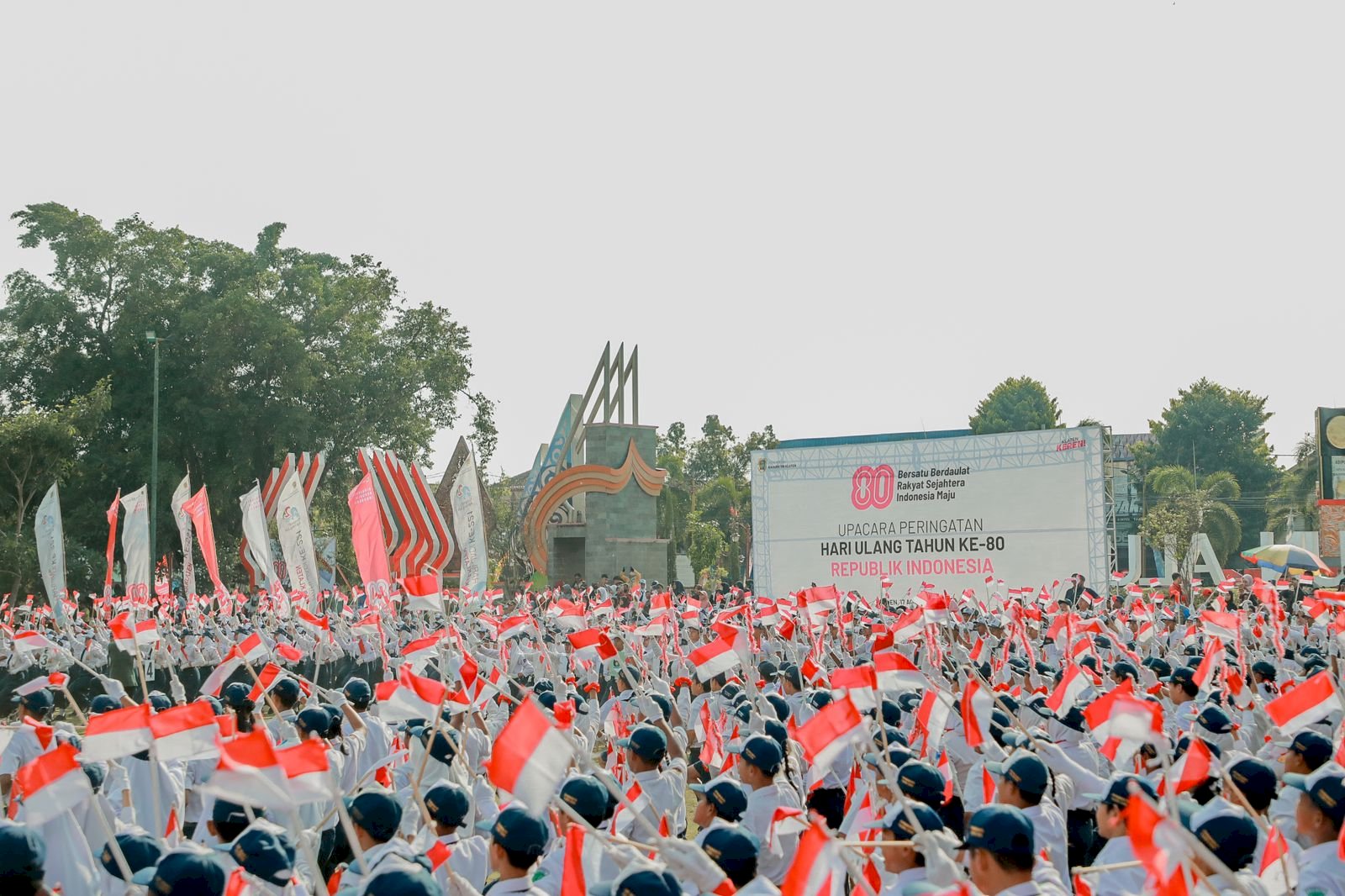 Ribuan Siswa Klaten Ikuti Aubade HUT ke-80 RI