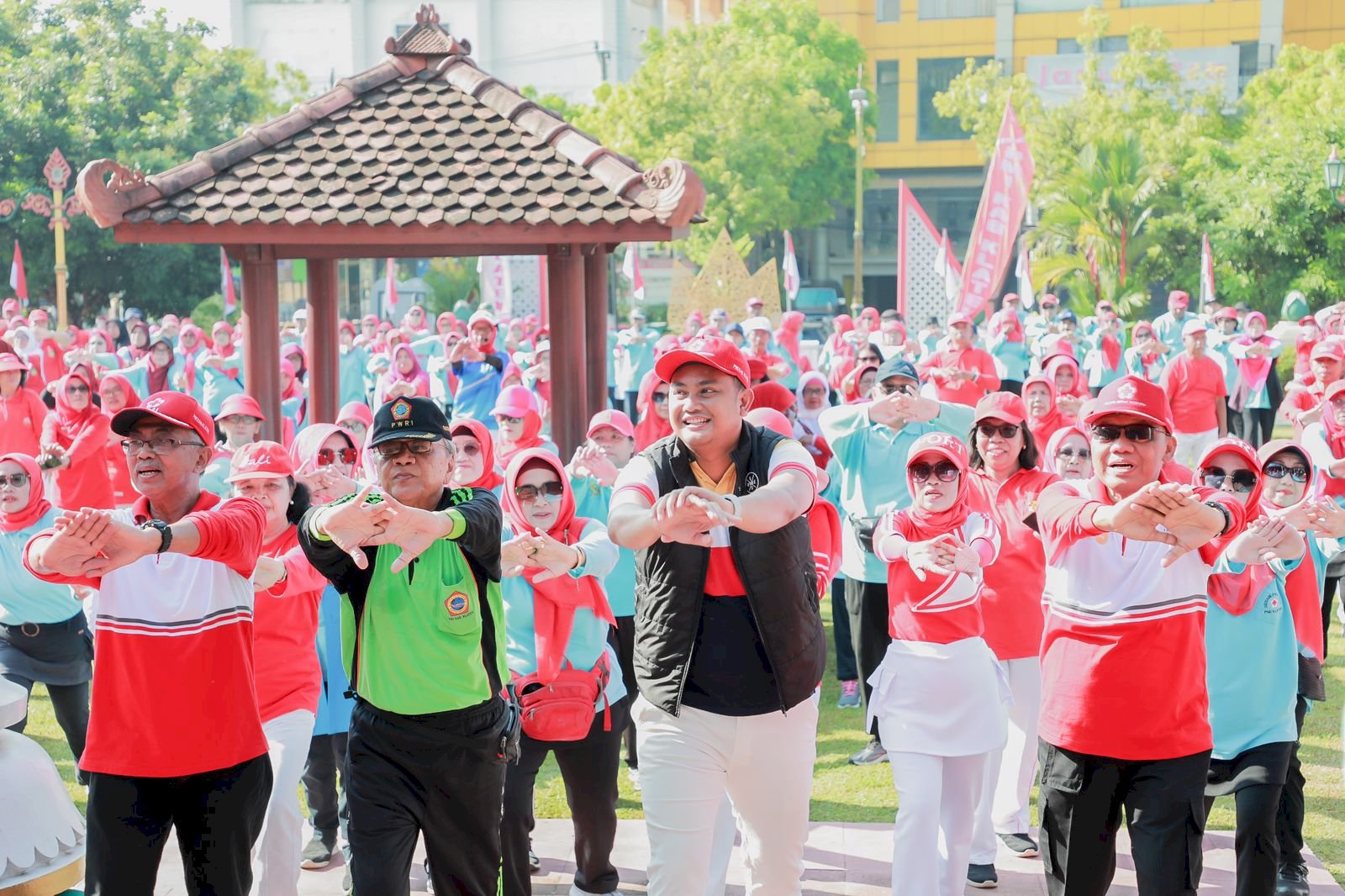 Bupati Klaten Ikuti Senam Lansia Bersama Masyarakat Dalam Rangka Meriahkan HUT PMI ke – 80 di Halaman Pemerintah Daerah Klaten