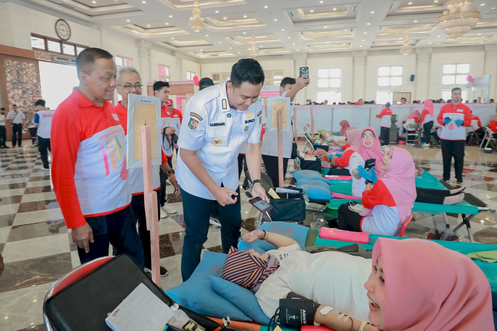 Bupati Klaten Serahkan Penghargaan Donor Darah Sukarela ke-25 Kali