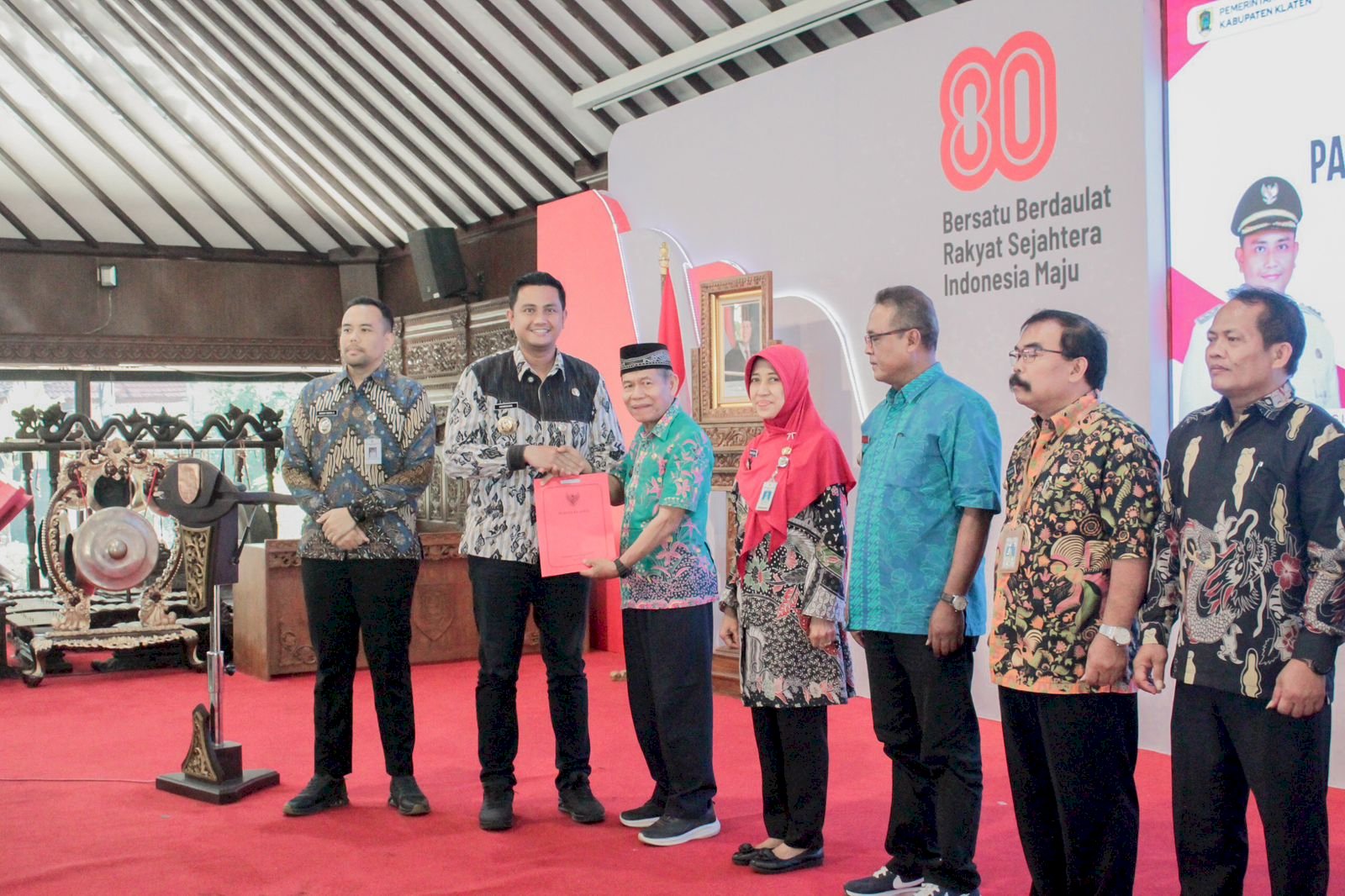 Bupati & Wabup Klaten Serahkan Pagu Anggaran BKK kepada Pemerintah Desa