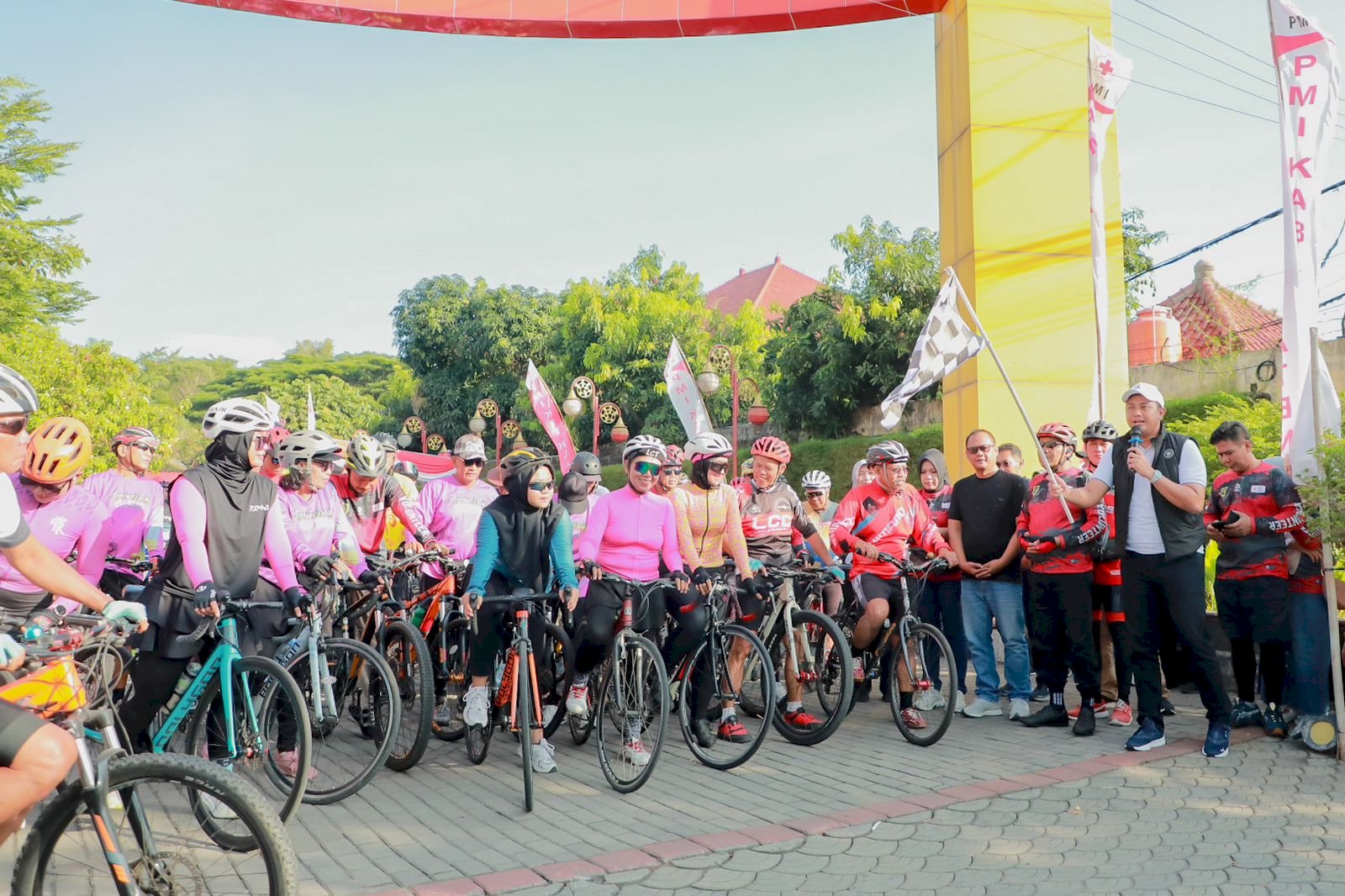 Bupati Klaten Gowes Bareng Semarakkan HUT PMI ke-80