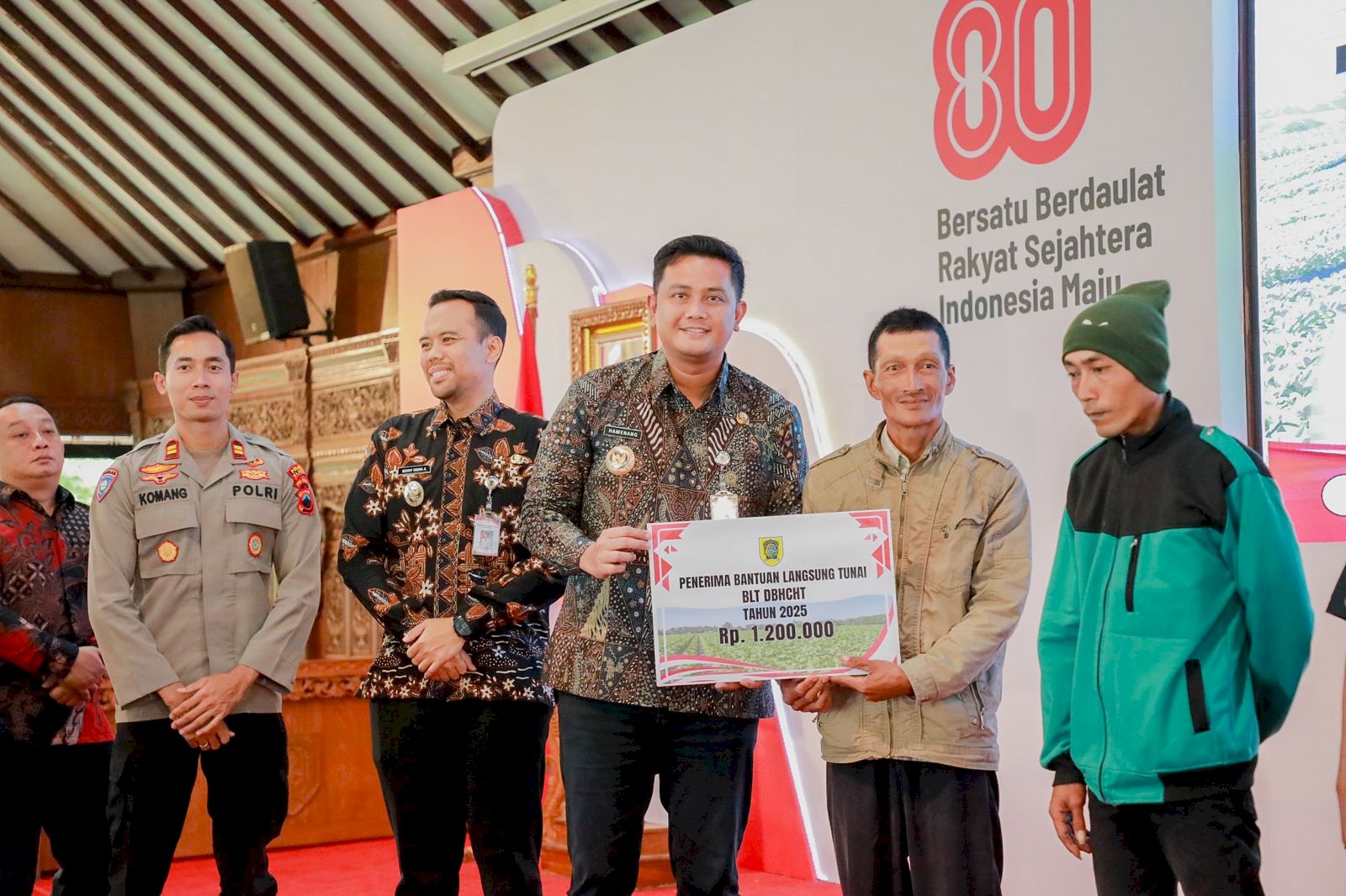 Bupati & Wakil Bupati Klaten Serahkan BLT DBHCHT Kabupaten Klaten Tahun 2025