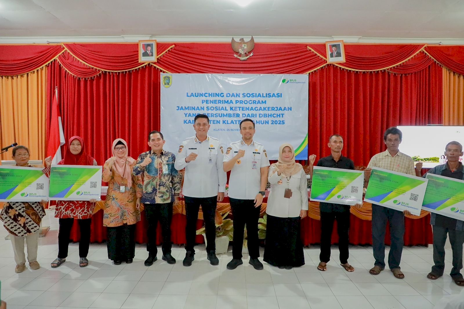 Bupati dan Wakil Bupati Klaten Serahkan Bantuan Jaminan Sosial Kepada Buruh Tani Tembakau